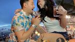 Pose Seksi Dewi Perssik Saat Menikmati Sarapan di Kolam Renang