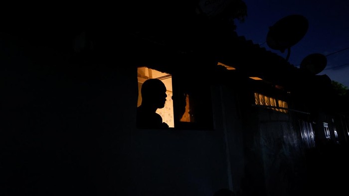 Krisis ekonomi sebabkan pemadaman listrik yang berkepanjangan di Sri Lanka. Selain itu, krisis BBM juga sebabkan antrean panjang warga di SPBU tak terhindarkan.