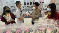 CEO PT Bintang Kencana Anugrah (Bigroot) Michael Hendra Kusuma memberikan Nose Hygiene Stuff Relief Antiviral Protection bagi pasien RSDC Wisma Atlet saat Aksi Inovator Anak Bangsa, Bigroot Care, Jakarta. 
