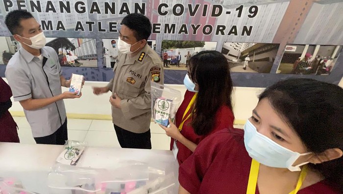 Donasi untuk Nakes dan Pasien Covid-19 RSDC Wisma Atlet Tenaga kesehatan dan pasien Covid-19 di RSDC Wisma Atlet menerima donasi alat kesehatan. Donasi ini untuk membantu para Nakes tetap sehat selama bekerja.