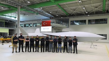 Drone yang dirancang lebih lincah ini, dipasok dengan mesin bernama AI-322F Turbofan. Ia dapat terbang sangat tinggi dengan membawa berat maksimal 5.500 kilogram. Durasi terbangnya sekitar 5 jam dengan top speed 800 km per jam. Foto: Baykar