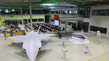 Baykar telah memamerkan drone tempur baru itu, yang diberi kode nama Kizilelma, bahasa lain dari apel merah. Drone ini memakai daya jet dan dirancang bisa lepas landas serta mendarat di kapal amfibi Turki, TGC Anadolu. Foto: Twitter