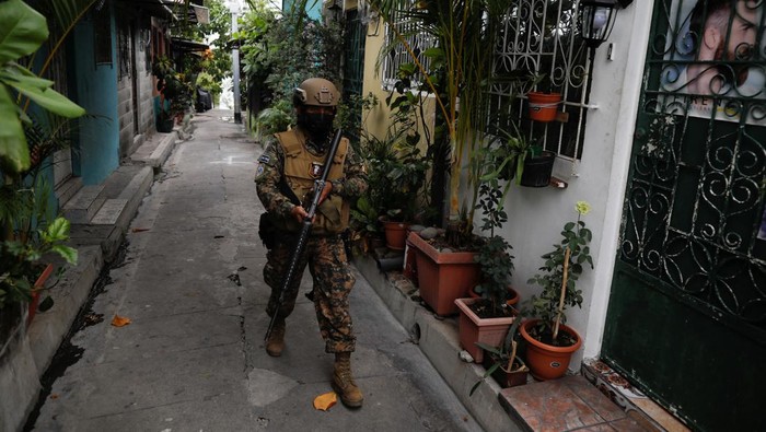 A soldier patrols at the 22 de Abril neighborhood after El Salvadors Congress approved on Sunday emergency powers that temporarily suspended some constitutional protections after the Central American country recorded a sharp rise in killings attributed to criminal gangs, in San Salvador, Soyapango, March 29, 2022. REUTERS/Jose Cabezas