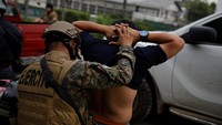 Beberapa jam sebelum deklarasi darurat, polisi dan militer menangkap beberapa pemimpin geng Mara Salvatrucha (MS-13) atas serentetan pembunuhan. Menurut pihak berwenang mereka terkait dengan 14 kematian pada hari Jumat.