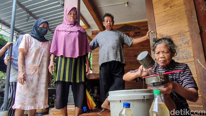 Emak-emak di Kulon Progo beralih ke minyak kelapa curah usai minyak goreng mahal.