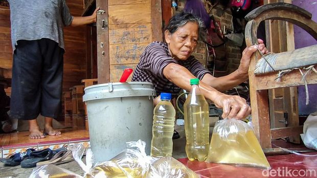 Emak-emak di Kulon Progo beralih ke minyak kelapa curah usai minyak goreng mahal.