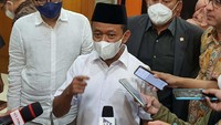 Hadir dalam diskusi tersebut sebagai keynote speaker Menteri Investasi Bahlil Lahadalia, Ketua Fraksi PKB Cucun Ahmad Syamsurijal, Wakil Ketua Komisi XI DPR Fathan Subhi, Ketua Umum Perbanas Kartika Wirjoatmojo, Ketua Komtap Bidang Pengembangan Investasi Daerah Reza Maspaitella dan sejumlah narasumber lainnya.