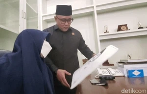 Febi Gadis Pelukis Sukabumi Jajal Empuknya Kursi Ketua DPRD