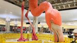 Potret Sosok Flamingo Raksasa di Bandara Tampa Florida