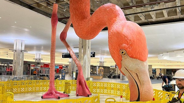 Instalasi Flamingo merupakan salah satu dari program seni bandara. Selain ini ada pula foto, patung hingga lukisan. (Matthew Mazzotta/instagram) Instalasi Flamingo merupakan salah satu dari program seni bandara. Selain ini ada pula foto, patung hingga lukisan. (Matthew Mazzotta/instagram)