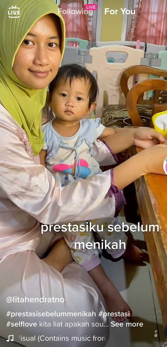 Beredar viral di media sosial seorang wanita yang memperlihatkan prestasinya sebelum menjadi seorang ibu rumah tangga. Wanita tersebut merupakan finalis Miss Indonesia 2018 perwakilan Sulawesi Tenggara. Foto: Dok. TikTok @litahendratno_.