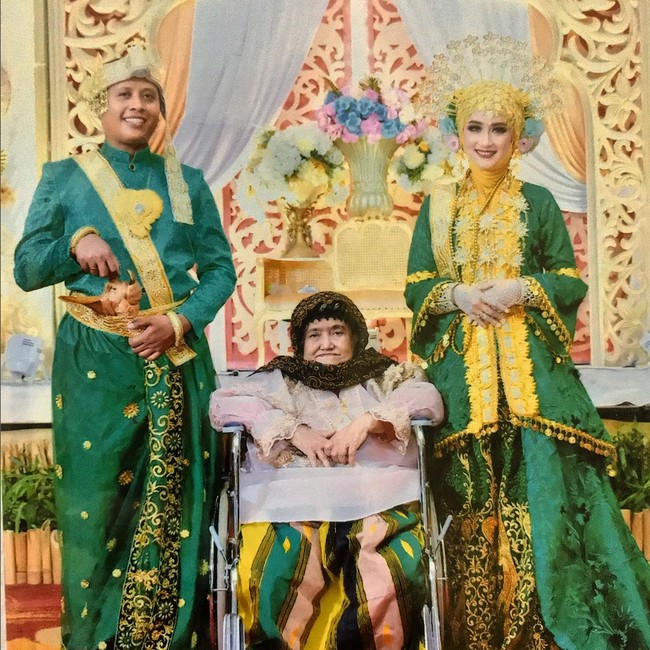 Wanita kelahiran 11 Agustus 1995 ini menyebutkan pesan yang ingin ia sampaikan lewat video tersebut. Prestasi sebesar apapun yang pernah saya raih sebelum menikah adalah bonus dari versi terbaikku untuk dokumentasi masa depan anak saya, tuturnya. Agar anak saya tahu prestasi ibunya seperti apa dan besar harapan saya anak saya bisa mengikuti jejak saya bahkan lebih dari saya amin kalaupun saat ini saya hanya menjadi ibu rumah tangga, saya tetap bangga, lanjutnya. Foto: Dok. Instagram @litahendratno_.