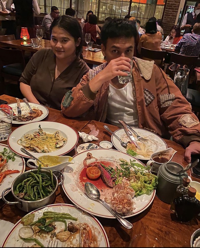 Gaya Keren si Tampan Jefri Nichol Saat Makan Sate Kambing hingga Nasi Padang Gaya Keren si Tampan Jefri Nichol Saat Makan Sate Kambing hingga Nasi Padang