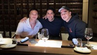 Makan malam bareng Joe Taslim, Jefri tampil dewasa di salah satu restoran kelas fine dining yang mewah. Jefri dan Joe sendiri memang sejak dulu berteman baik. Foto: Instagram @jefrinichol
