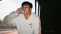 Minum air mineral saja, Jefri sudah berhasil nih buat penggemarnya jadi nervous. Foto ini diambil di lokasi syuting, setelah Jefri menyelesaikan salah satu adegan laga. Foto: Instagram @jefrinichol
