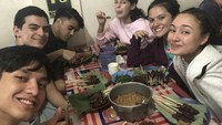 Nah kalau ini foto penuh senyuman semangat Jefri saat makan nasi kambing bertusuk-tusuk. Ditemani dengan rekan aktor dan aktris lainnya. Mulai dari Susan Sameh sampai Marsha Aaruan. Foto: Instagram @jefrinichol
