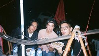 Meski sudah jadi aktor terkenal, tapi Jefri tak pernah gengsi untuk mencicipi makanan kaki lima. Bersama Brandon Salim, dan rekan lainnya mereka tampak asyik menyantap gultik atau gulai tikungan. Foto: Instagram @jefrinichol