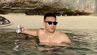  Jadi pujaan banyak wanita, aktor berusia 23 tahun ini selalu tampil keren dan macho di setiap kesempatan. Seperti berantai di tepi pantai, sambil menikmati minuman dingin yang segar.  Foto: Instagram @jefrinichol