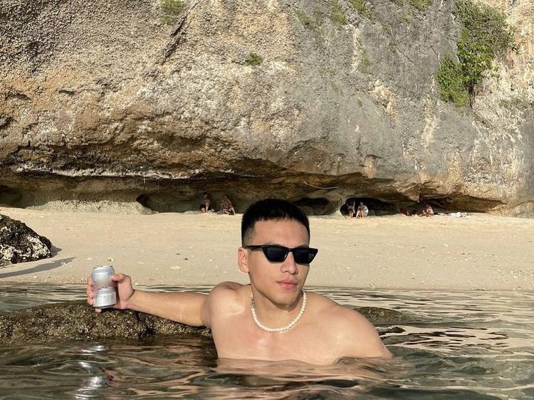 Gaya Keren si Tampan Jefri Nichol Saat Makan Sate Kambing hingga Nasi Padang