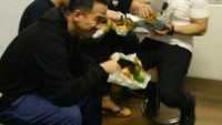 Jenguk Jefri Nichol, Joe Taslim hingga Chandra Liow membawa nasi bungkus dari Rumah Makan Padang. Untuk dimakan bersama-sama dengan Jefri. Foto: Instagram @jefrinichol