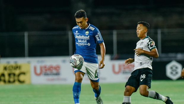 Gelandang Persib Abdul Aziz.