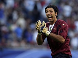 Kasus Gianluigi Buffon agak unik. Ia hadir di lima Piala Dunia, namun hanya tampil di empat turnamen saja. Di edisi 1998, ia berstatus kiper ketiga Italia. Sementara di edisi 2002, 2006, 2010, dan 2014, ia menjadi kiper utama. Capaian terbaiknya tentu saat menjadi juara pada 2006. Foto: Getty Images/Ben Radford