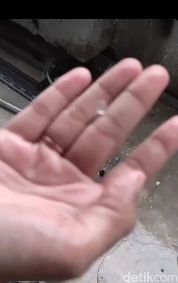 hujan es di kawasan Green Mile, Kertajaya surabaya