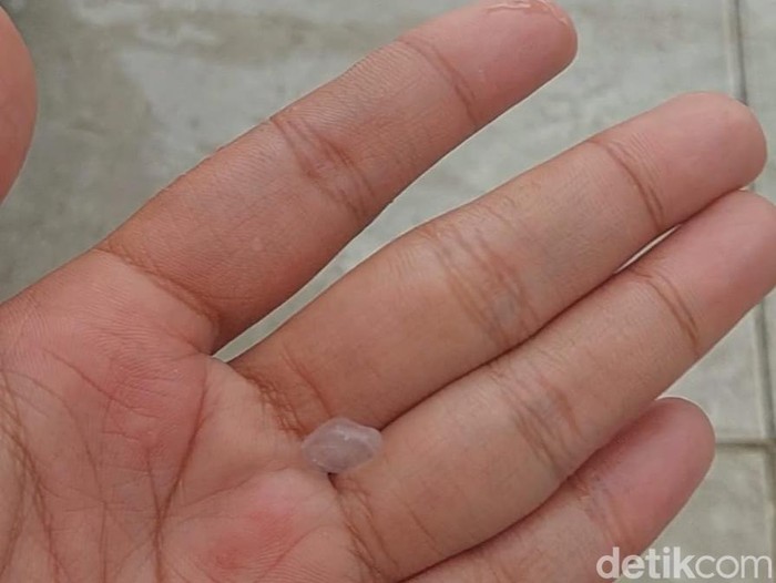 hujan es di surabaya