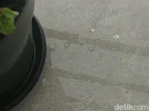 Warga Surabaya Sempat Dikagetkan Kembali Fenomena Hujan Es