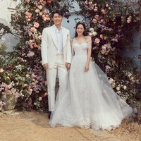 Foto lain yang dibagikan VAST Entertainment memperlihatkan Son Ye Jin dalam balutan gaun Elie Saab sambil memegang karangan bunga berwarna senada. Foto: (Dok. VAST Entertainment)