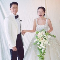 Son Ye Jin dan Hyun Bin menggelar acara pernikahan tertutup pada 31 Maret 2022. Dalam foto pre-weddingnya, pasangan artis Korea itu memakai busana pengantin bernuansa putih. Sang aktris pun terlihat anggun dalam gaun putih koleksi Vera Wang. Foto: (Dok. VAST Entertainment)