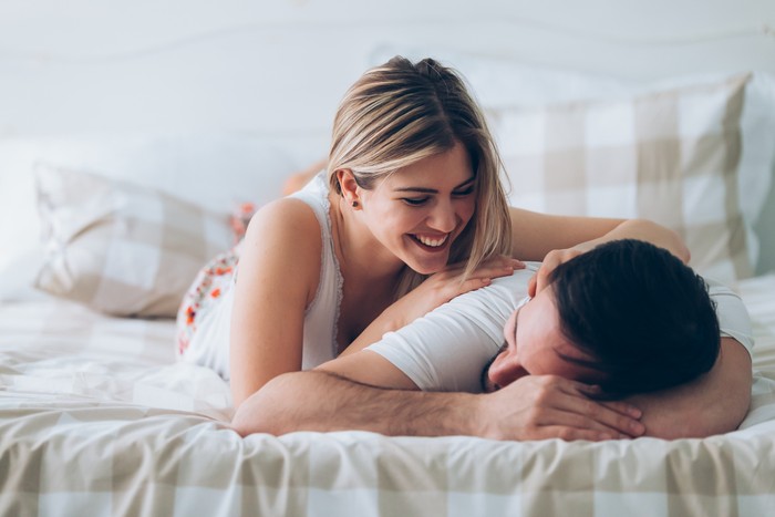 ilustrasi pasangan Portrait of young attractive loving couple in bedroom