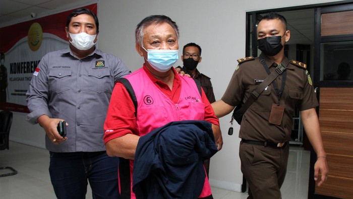 Lim Kiong Hin alias Aheng merupakan DPO tindak pidana korupsi Kejaksaan Tinggi Kalimantan Barat. 13 tahun buron, Aheng ditangkap di Bengkulu Senin (28/3) lalu.