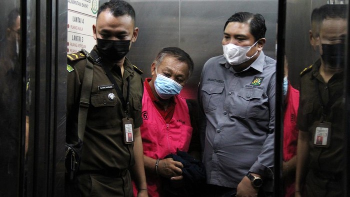 Lim Kiong Hin alias Aheng merupakan DPO tindak pidana korupsi Kejaksaan Tinggi Kalimantan Barat. 13 tahun buron, Aheng ditangkap di Bengkulu Senin (28/3) lalu.