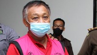 Penampakan Lim Kiong Hin usai rilis kasus penangkapannya di Kejaksaan Tinggi Kalimantan Barat di Pontianak, Kalimantan Barat, Kamis (30/3/2022). Lim Kiong Hin, alias Aheng, DPO Tindak pidana korupsi Kejaksaan Tinggi Kalimantan Barat ditangkap di Provinsi Bengkulu. Aheng telah buron sejak 13 tahun lalu.