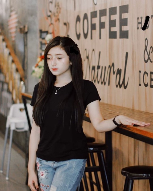 Begini gaya simpel Intan Nallendra dengan kaus dan celana jeans. Foto: Instagram @intan_nallendra