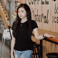 Begini gaya simpel Intan Nallendra dengan kaus dan celana jeans. Foto: Instagram @intan_nallendra