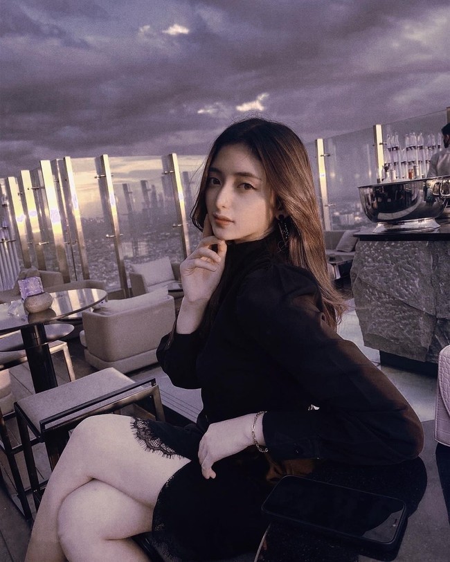 Ketika bekerja Intan mengenakan busana yang lebih formal meski tak jarang terkesan seksi. Intan pun sering membagi gayanya di luar bekerja yang tak kalah menawan. Foto: Instagram @intan_nallendra