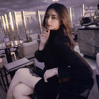 Ketika bekerja Intan mengenakan busana yang lebih formal meski tak jarang terkesan seksi. Intan pun sering membagi gayanya di luar bekerja yang tak kalah menawan. Foto: Instagram @intan_nallendra