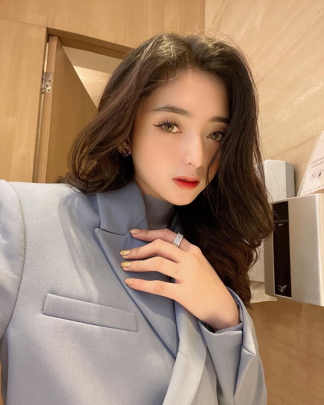 Hotman Paris dikenal punya beberapa asisten yang cantik. Beberapa waktu lalu, ada salah seorang wanita baru yang mencuri perhatian netizen. Adalah Intan Nallendra yang sering pamer pesona di Instagram.Foto: Instagram @intan_nallendra