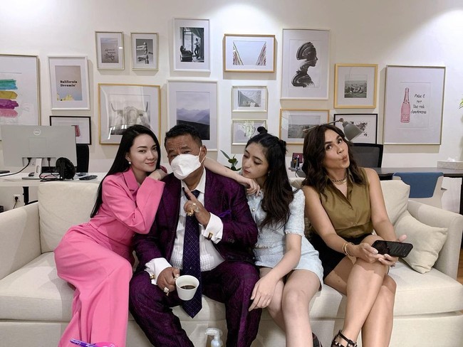 Hotman dikenal sebagai berpose dengan wanita-wanita cantik yang menjadi asistennya. Intan pun cukup sering foto bareng dengan Hotman. Tak seperti kebanyakan bos dan asisten, mereka kerap kali bergaya mesra. Foto: Instagram @intan_nallendra