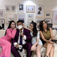 Hotman dikenal sebagai berpose dengan wanita-wanita cantik yang menjadi asistennya. Intan pun cukup sering foto bareng dengan Hotman. Tak seperti kebanyakan bos dan asisten, mereka kerap kali bergaya mesra. Foto: Instagram @intan_nallendra