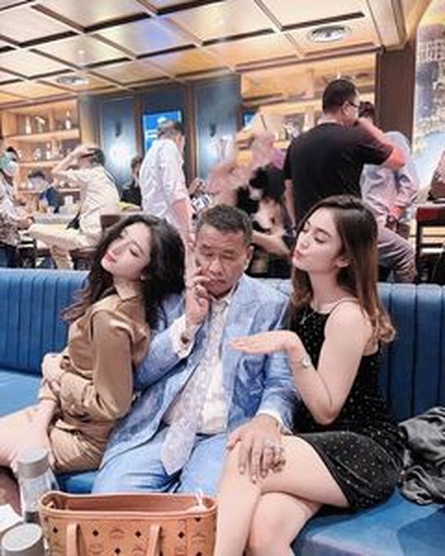 Intan sendiri sebenarnya bukan asisten pribadi terakhir Hotman. Dalam foto ini, Hotman juga berpose dengan asprinya yang ke-24.Foto: Instagram @intan_nallendra
