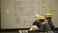 Di lokasi workshop ini terdapat 92 orang yang bekerja baik untuk perawatan hingga memperbaiki setiap kerusakan dalam kereta MRT.