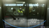 Sebuah kereta MRT yang baru saja turun mesin kini tengah dipersiapkan para pekerja untuk dikembalikan ke dalam jam operasionalnya.