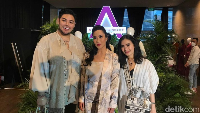 Ivan GUnawan menghadiri fashion show karya desainer baru.