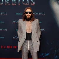 Pada malam harinya untuk karpet merah acara screening, Jared Leto bersolek dengan setelan yang terdiri dari jas motif kotak dan celana berpotongan cut-bray yang melebar di bagian bawah. Di balik blazer, terdapat dalam berbahan transparan sehingga menciptakan sentuhan feminin. (Foto: Getty Images for Sony Pictures/Gerald Matzka)