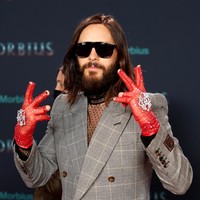 Ikut memaksimalkan gayanya, sepasang sarung tangan kulit merah yang dihiasi ukiran mengilap. (Foto: Getty Images for Sony Pictures/Gerald Matzka)