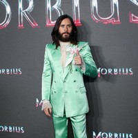 Rangkaian acara promosi Morbius berlanjut di Madrid, Spanyol, keesokan harinya. Giliran setelan hijau muda satin mengilap yang menemani penampilannya. (Foto: Getty Images/Pablo Cuadra)