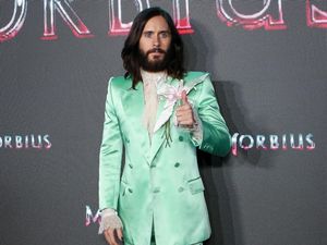 6 Gaya Eksentrik Jared Leto di Red Carpet Morbius, Pakai Eye Shadow Shimmer